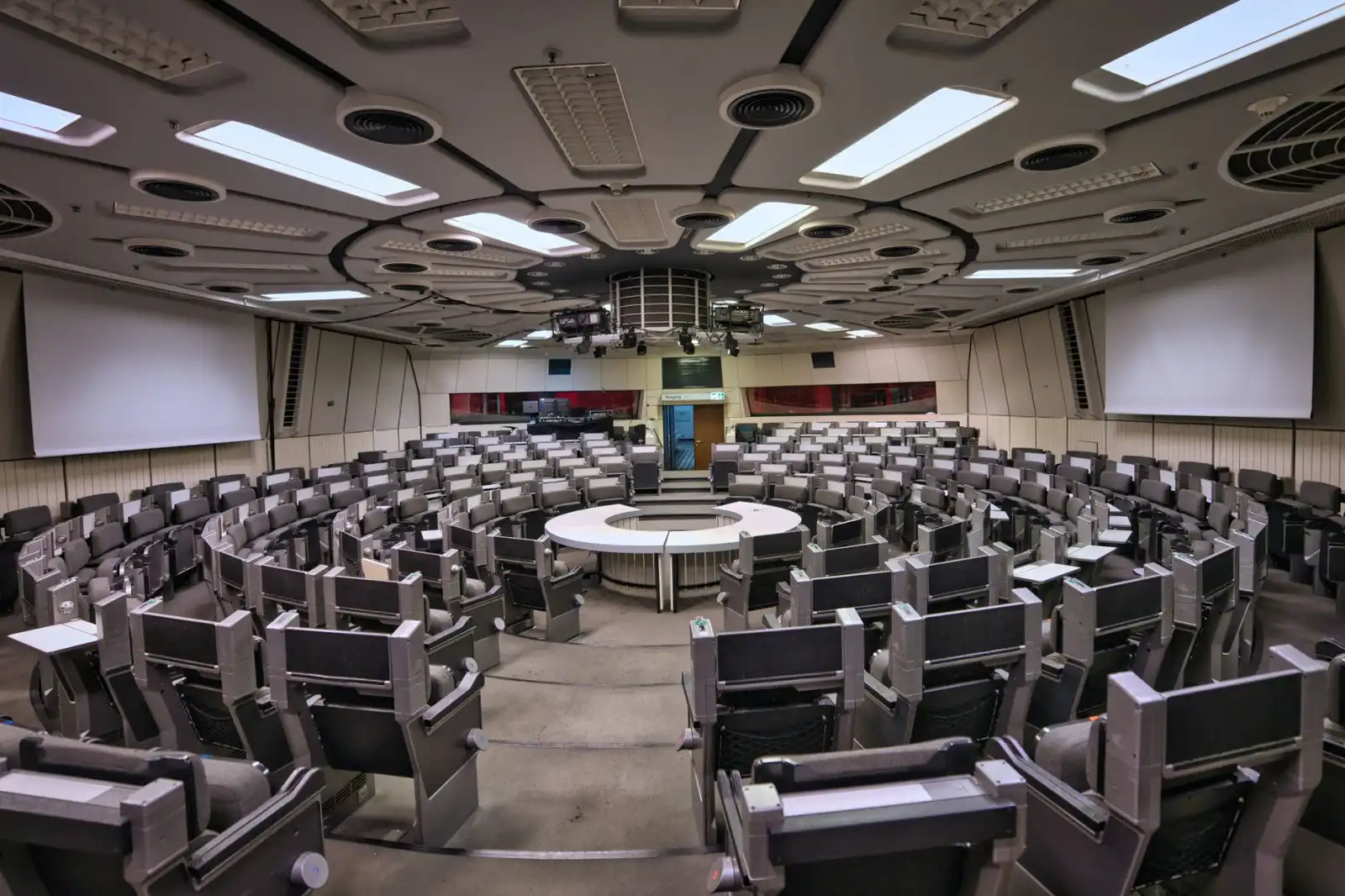 2025年游戏开发工具光盘技术趋势：从资源制作到关卡编辑的智能化演进