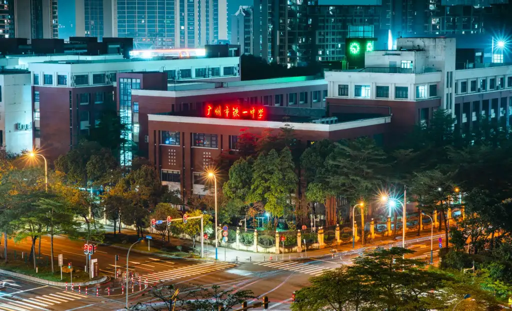 游戏引擎软件光盘与云端开发环境对比：本地部署方案的优势与适用场景